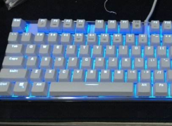 電腦關機之后鍵盤鼠標還是亮著怎么辦？
