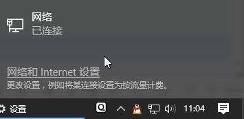 使用筆記本的用戶反應(yīng)在win10操作系統(tǒng)中使用移動(dòng)熱點(diǎn)功能但是會(huì)自動(dòng)關(guān)閉的問題，該怎么辦呢？在win10系統(tǒng)【設(shè)置】--【網(wǎng)絡(luò)和intetnet】選項(xiàng)中自帶了移動(dòng)熱點(diǎn)功能，我們無需使用第三方軟件即可將網(wǎng)絡(luò)進(jìn)行共享，功能強(qiáng)大。雖然如此但卻會(huì)自動(dòng)關(guān)閉，導(dǎo)致其他設(shè)備經(jīng)常斷網(wǎng)的問題，在本文中win10之家小編給大家介紹下移動(dòng)熱點(diǎn)自動(dòng)關(guān)閉的解決方法。  步驟：  1、鼠標(biāo)左鍵點(diǎn)擊電腦右下角狀態(tài)欄上的，網(wǎng)絡(luò)連接圖標(biāo)，彈出的菜單中點(diǎn)擊“網(wǎng)絡(luò)和internet設(shè)置”，如圖所示：    2、在彈出的菜單中點(diǎn)擊“移動(dòng)熱點(diǎn)”，與其它設(shè)備共享我的Internet下的開關(guān)按鈕選擇“開”；  3、操作完成后在左側(cè)點(diǎn)擊【以太網(wǎng)】，然后在右側(cè)單擊“更改適配器選項(xiàng)”；    4、在彈出的框中，選擇虛擬網(wǎng)卡（帶有類似Microsoft Wi-Fi Direct Virtual 標(biāo)志的），鼠標(biāo)右鍵單擊選擇【屬性】選項(xiàng)；  5、在彈出的框中“配置”按鈕；    6、在彈出的屬性框中切換到“電源管理”選卡，在下面把“允許計(jì)算機(jī)關(guān)閉此設(shè)備以節(jié)約電源”的勾去掉，點(diǎn)擊確定保存設(shè)置。  7、按下windows+i 組合鍵打開windows 設(shè)置 ，然后點(diǎn)擊【系統(tǒng)】選項(xiàng)；    8、在系統(tǒng)設(shè)置左側(cè)點(diǎn)擊“電源與睡眠”，在右側(cè)將屏幕 和睡眠 兩個(gè)選項(xiàng)都設(shè)置為【從不】即可，